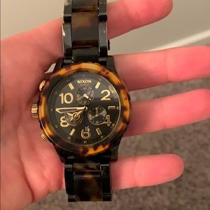 Nixon minimize 42-20 watch; black and tortoise